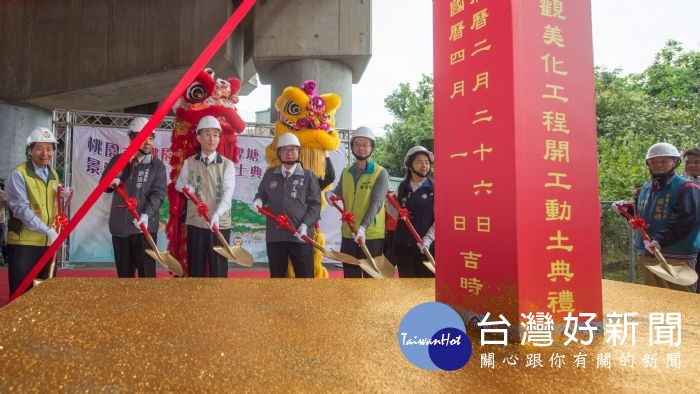 市長與來賓持金鏟為工程動土