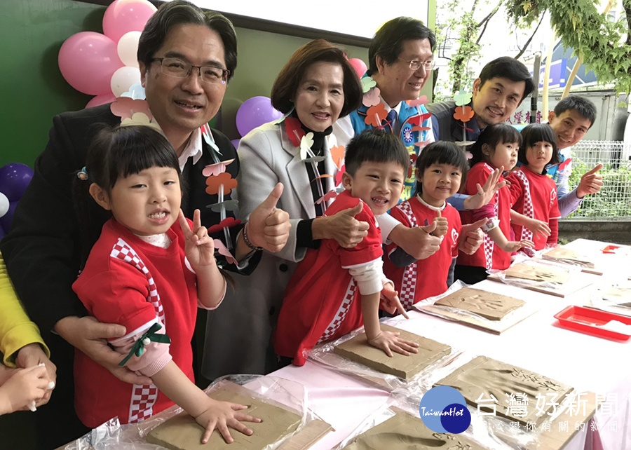 留下長久的紀念　林姿妙與幼童心手相印歡慶兒童節 台灣好新聞 第1張
