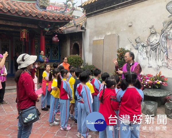 南陽國小師生前往北港朝天宮及附近商圈進行戶外踏查教學活動,期讓學童對在地文化及傳統產業有更深入的認識,進而親近家鄉、愛護家鄉。