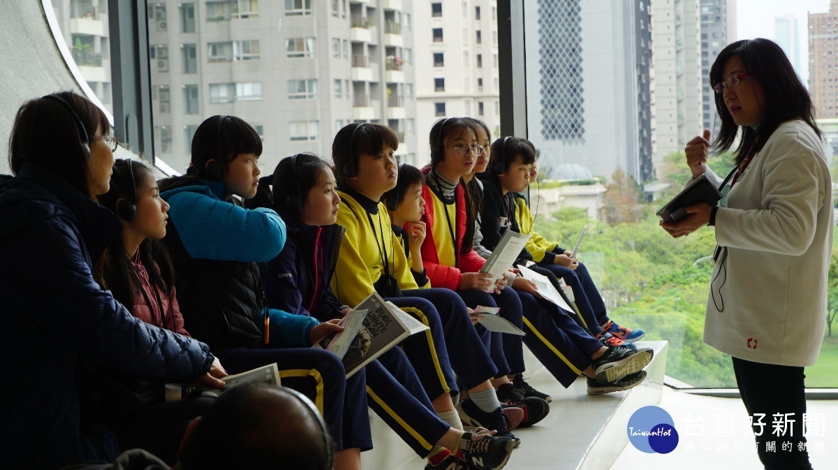 在台中國家歌劇院的場域中，參訪的偏興學生仔細聆聽導覽老師的各項解說。(圖/台中國家歌劇院)