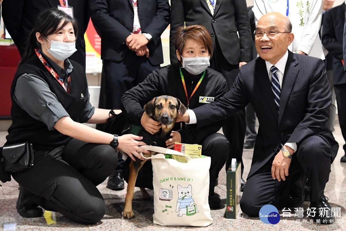 行政院長蘇貞昌準備了雞精及狗零食，慰問日前因公被旅客攻擊受傷的潘姓領犬員及檢疫犬Susie。
