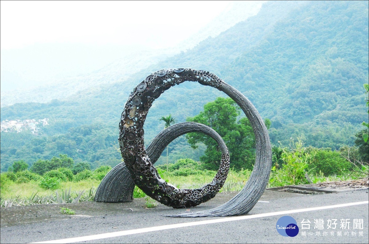 (出處:達比烏蘭 ‧ 古勒勒,項鍊系列二, 2012,機械五金、鋼線 117×108×96cm)