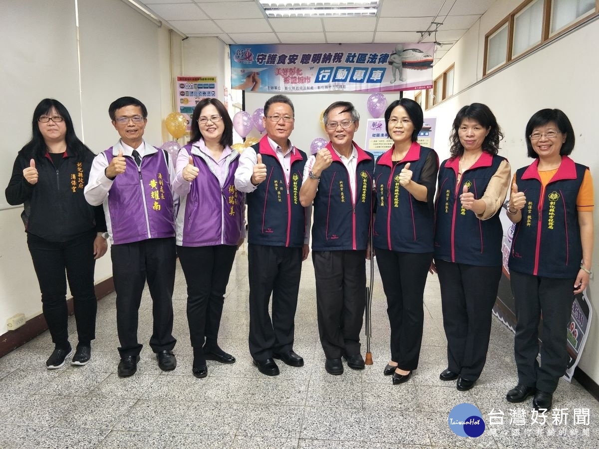 彰縣府結合「消保官」與「納保官」合作巡迴社區提供宣導服務。圖/記者鄧富珍攝