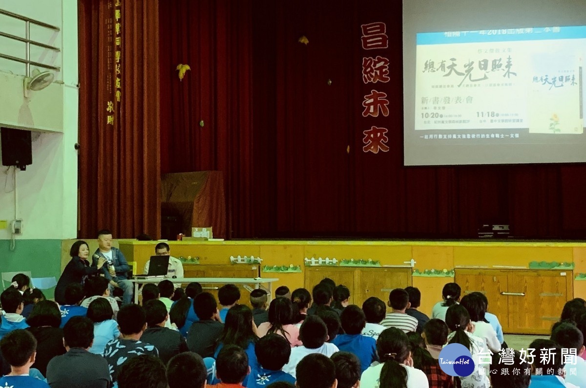 生命教育勵志講座，腦性麻痺患者蔡文傑講師分享走在逆風前行的路上。