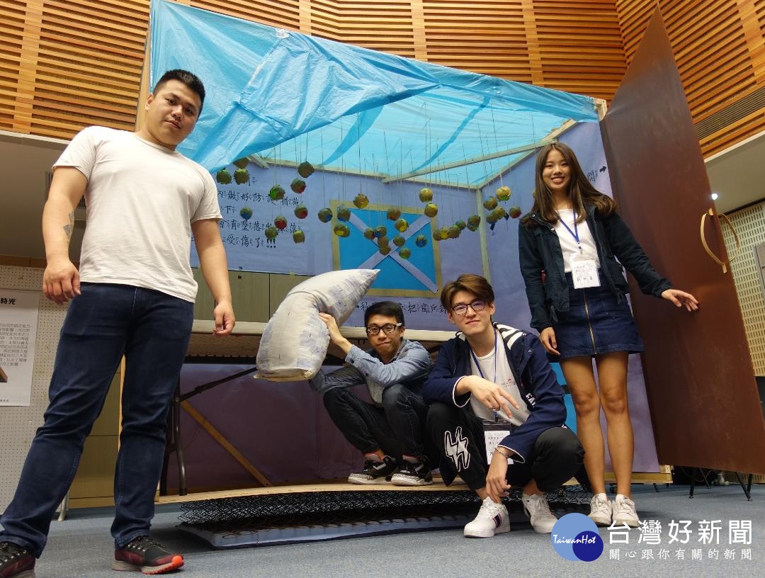 香港僑生譚利航(右二)等人設計地震防災屋，讓學童體驗地震並加強防範認知。