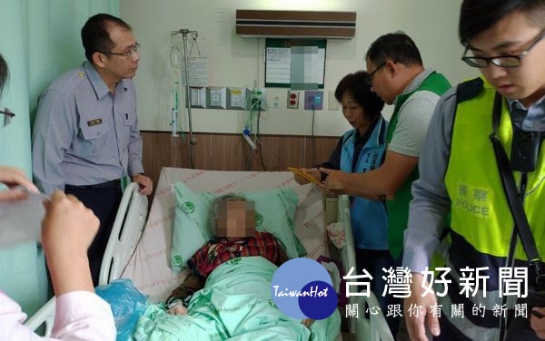 北港警方主動發掘亟待援助的弱勢民眾,並積極協助尋求社會資源的幫忙,暖心的舉動深獲社區民眾肯定讚揚。(記者陳昭宗拍攝)