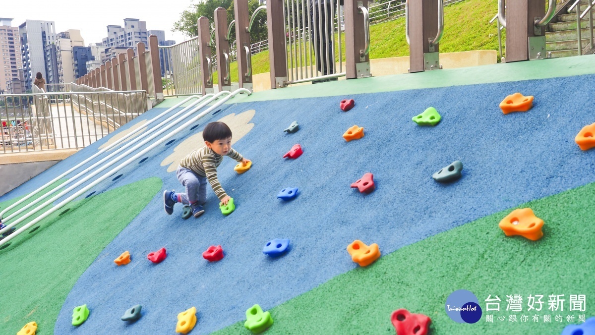 道南河濱公園恆光橋下共融式遊戲場」攀爬塊區(圖/台北市水利處提供)