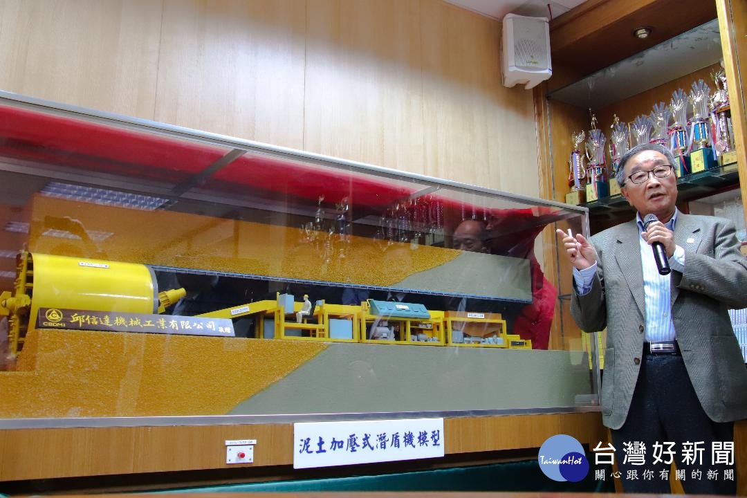 邱信達機械公司將日本IHI製造的泥土加壓式潛盾機模型,致贈給中央大學土木系,並由中華民國退休榮工協會副理長事長廖銘洋導覽解說。