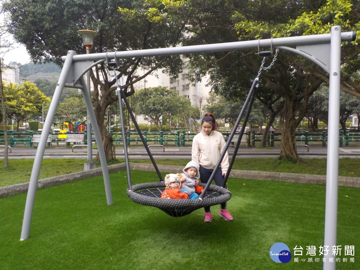 四分綠地共融遊具-鳥巢鞦韆(圖/台北市公園處提供)