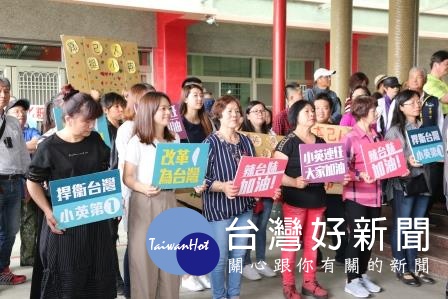 蔡英文總統走訪嘉義，鄉親挺辣台妹連任