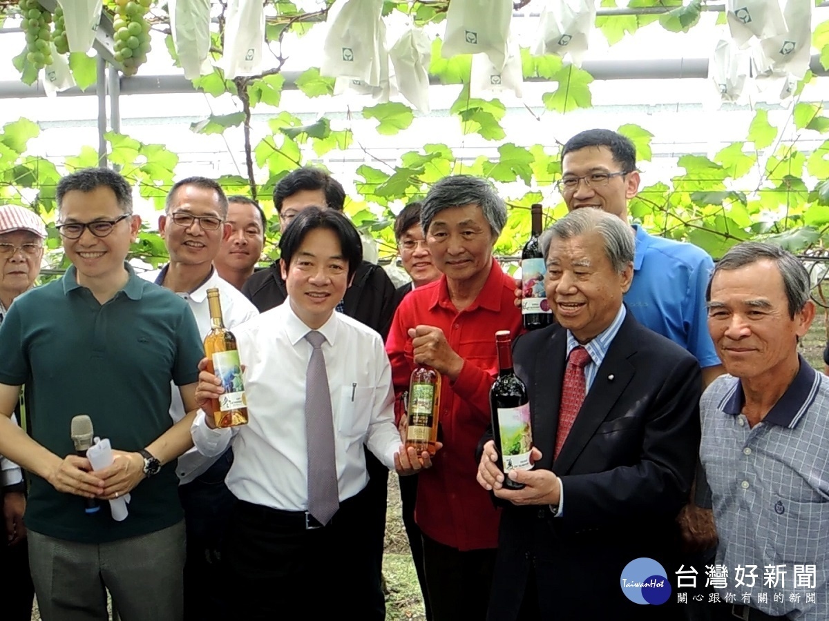 賴清德造訪埔心鄉舉行簽書會 支持者送粽子預祝他「心想事成」
