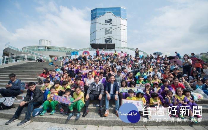 鄭市長和新竹市長林智堅與參訪的桃園國小學童合影