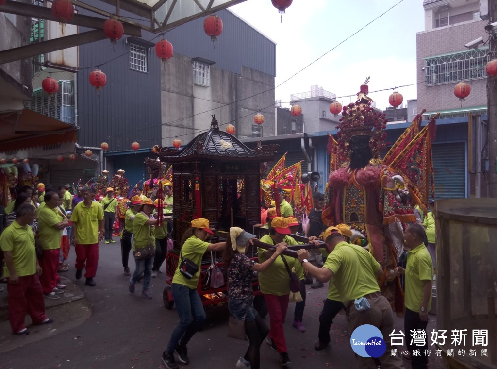 大溪玉玄宮進行繞境祈福，場面熱烈。