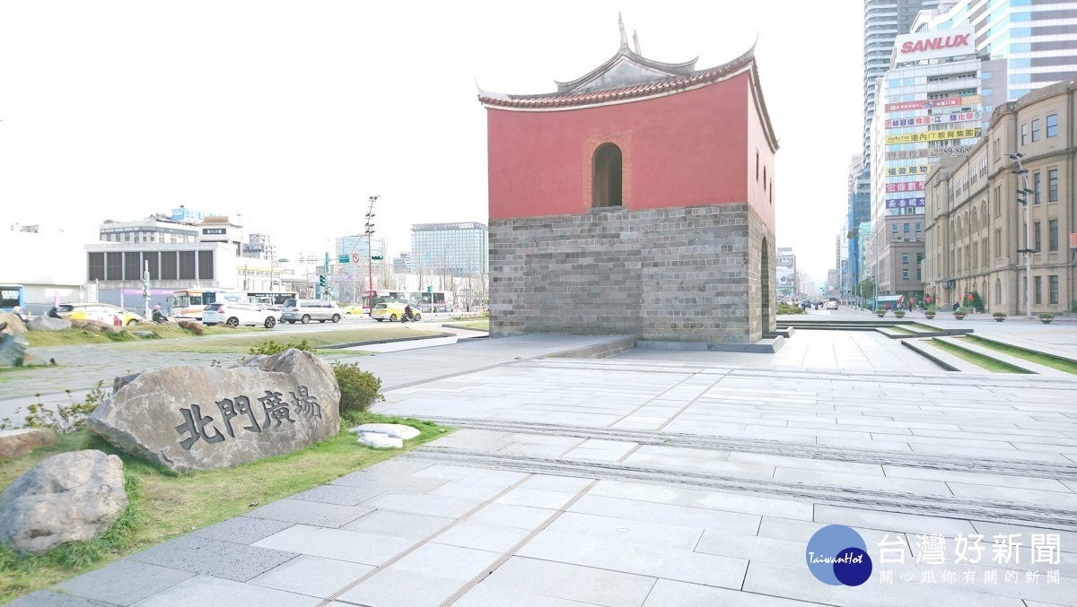 北門廣場座落於車水馬龍之忠孝西路、延平南路與博愛路交叉口。(圖/台北市公園處提供)