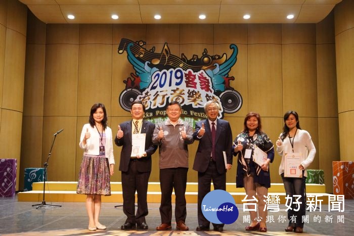 客家局長何明光頒聘書予合唱團比賽評審。
