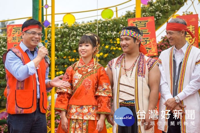 邱副秘書長為結婚新人宣讀幸福宣言,並期盼市民朋友有情人終成眷屬,佳節愉快。
