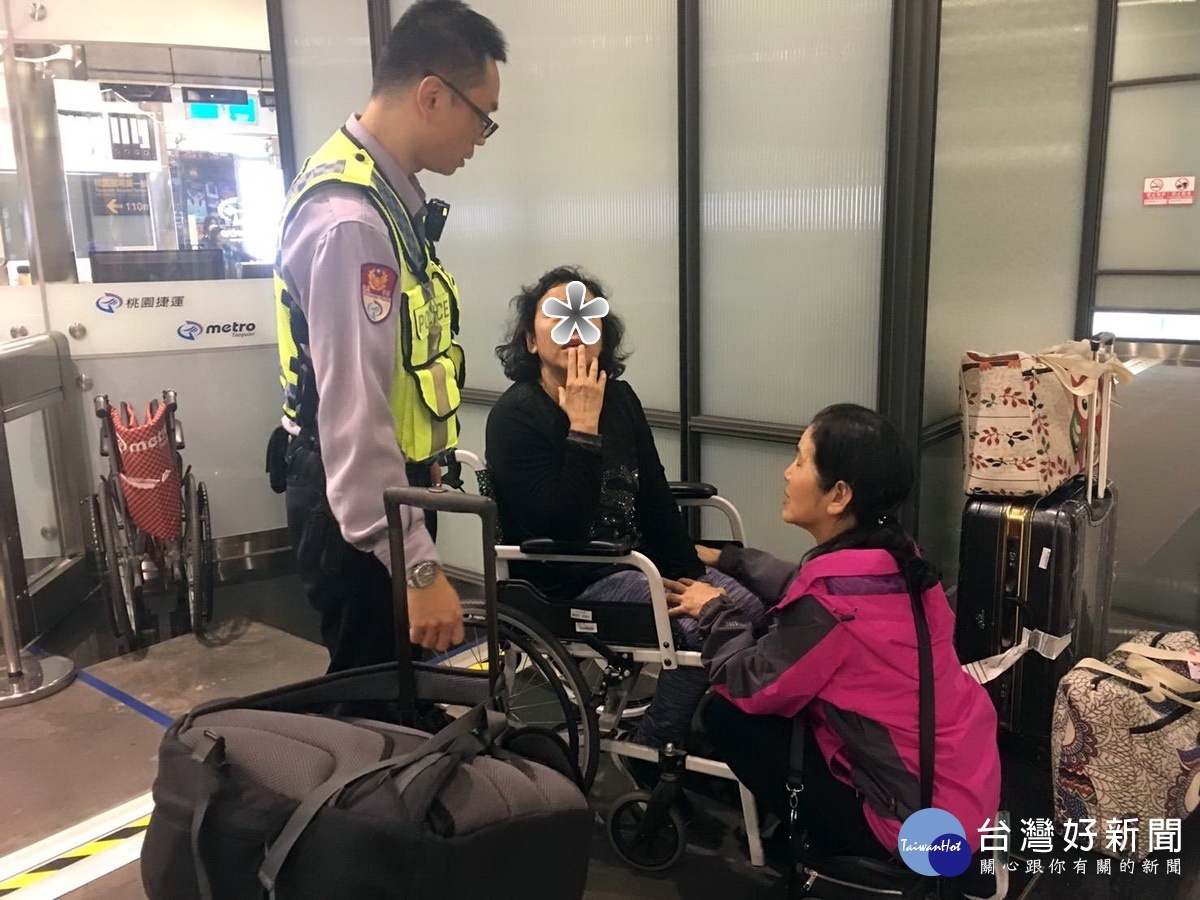 涂姓女乘客在機捷A12站付費區內遭站內地板伸縮縫絆倒,捷運警察立即上前關心並協助。(捷警提供)