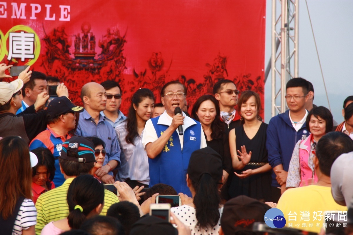 林明溱縣長為南投縣爭取到十億農產訂單。(記者扶小萍攝)