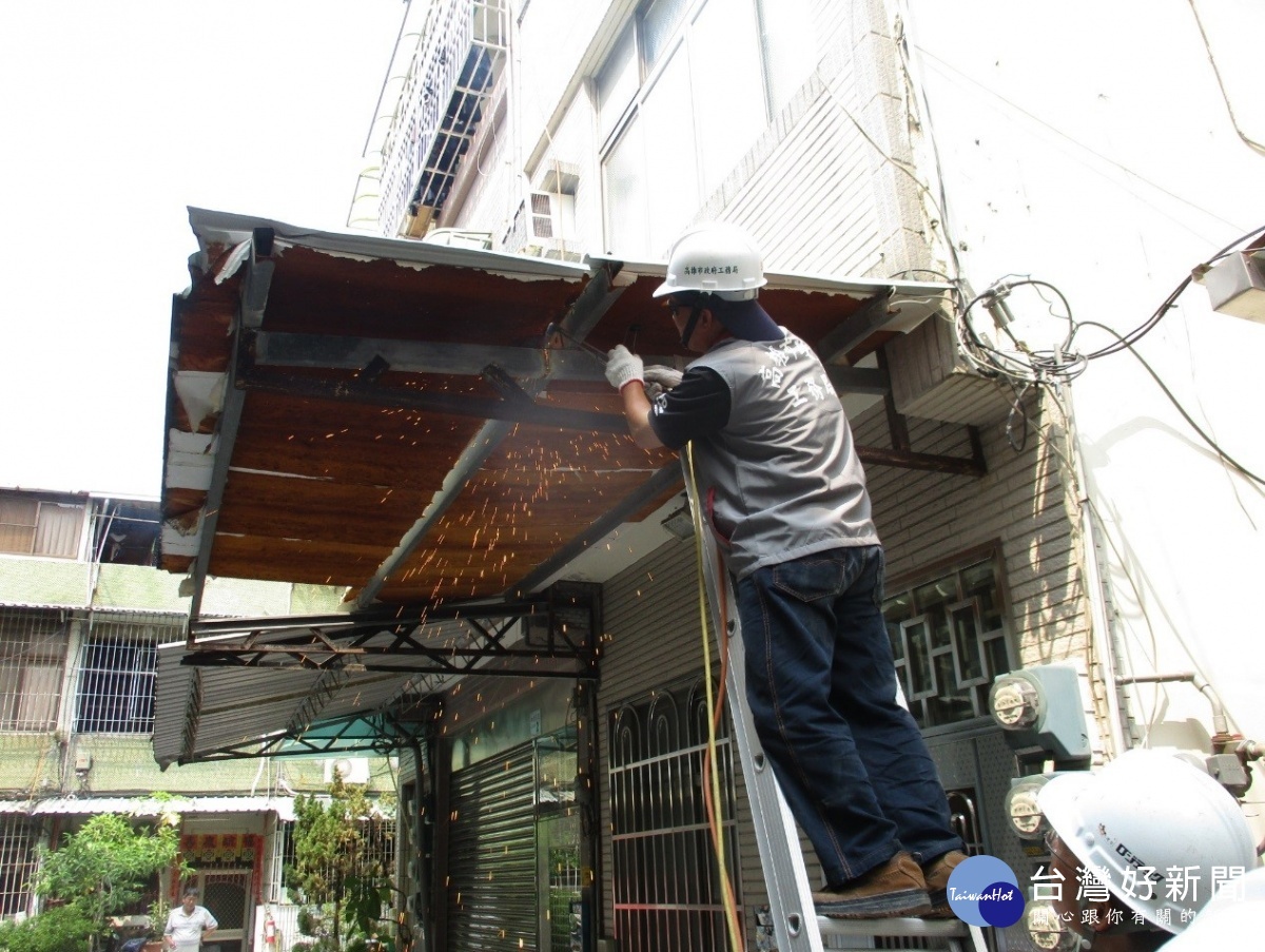 工務局拆除違建遮雨、遮陽棚架。(圖/記者郭文君攝)