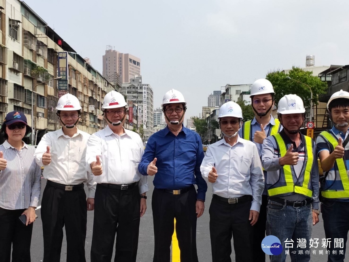 李四川巡視提早開放通車的中間車道。(圖/記者何沛霖攝)