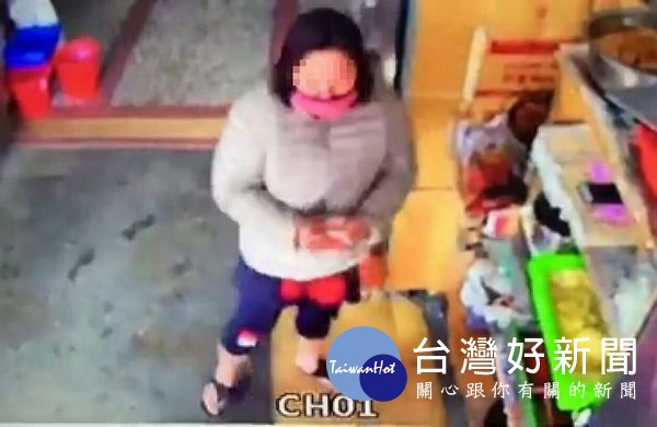 女子趁麵攤老闆忙於煮麵及招呼客人,逕自拿走櫃台現金600元,警方根據監視器拍下竊嫌特微,循線通知列管的慣竊到案法辦。(記者陳昭宗拍攝)