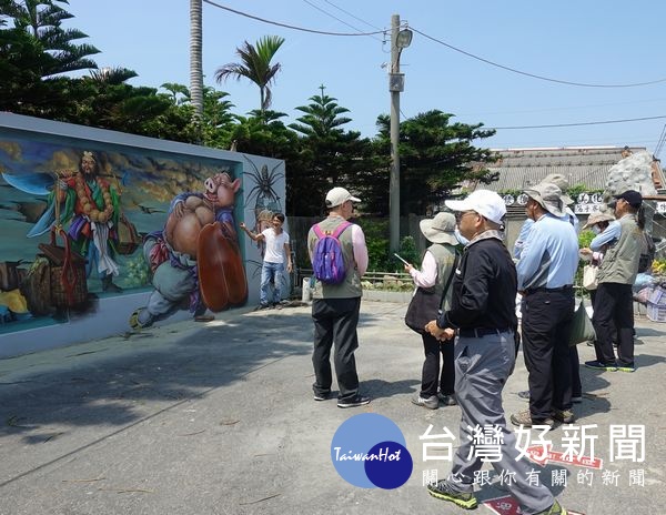 雲嘉南濱海國家風景區管理處為提昇觀光遊憩品質,強化觀光景點解說導覽服務,將召募解說志工預計50名,歡迎踴躍報名。(記者陳昭宗拍攝)