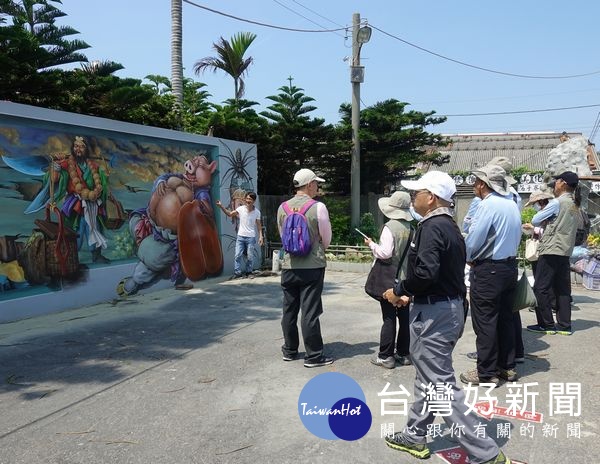 雲嘉南濱海國家風景區管理處為提昇觀光遊憩品質，強化觀光景點解說導覽服務，將召募解說志工預計50名，歡迎踴躍報名。（記者陳昭宗拍攝）