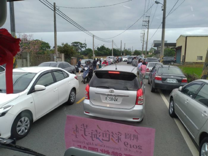 彩色海芋季人潮擁入,桃市府於問題發生即立即解決並追加各項需求,整個活動仍順利圓滿。