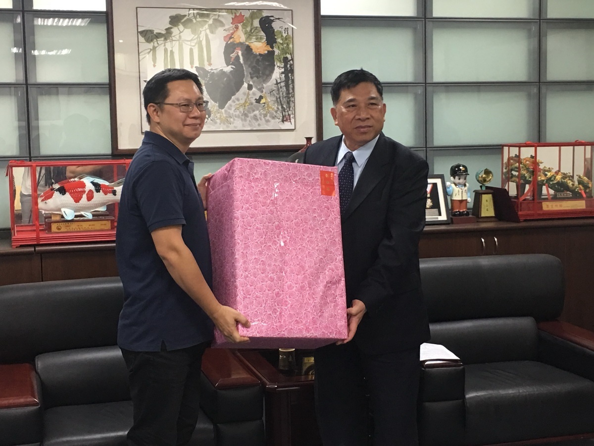 三位績優志工均獲贈紀念品。(記者扶小萍攝)
