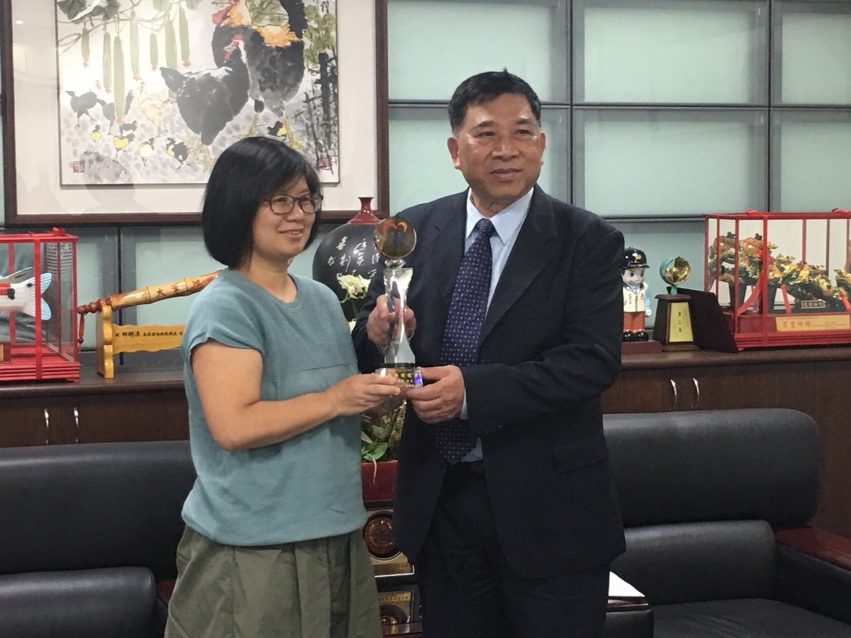陳副縣長轉贈獎座。(記者扶小萍攝)