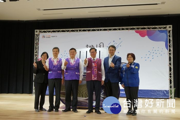「桃園个天光」客語廣播節目,每週一至週五藉由早晨通勤時段,讓聽眾有方便管道獲得客家文化資訊。