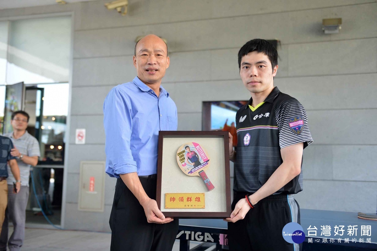 韓國瑜市長與台灣桌球教父-莊智淵合影。（圖／記者何沛霖攝）
