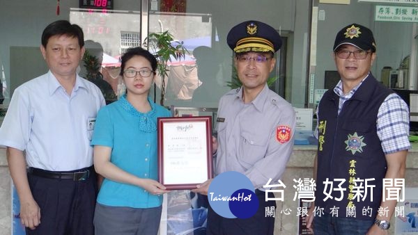 北港分局長廖志明率偵查隊長鄧家福等人，前往北港鎮農會等金融單位表揚協助防制詐騙有功行員，亦宣導警方反詐騙作為與決心。（記者陳昭宗拍攝）