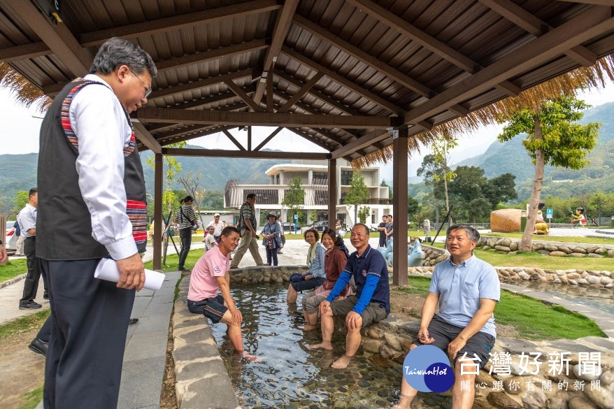 市長視察羅浮溫泉泡腳池