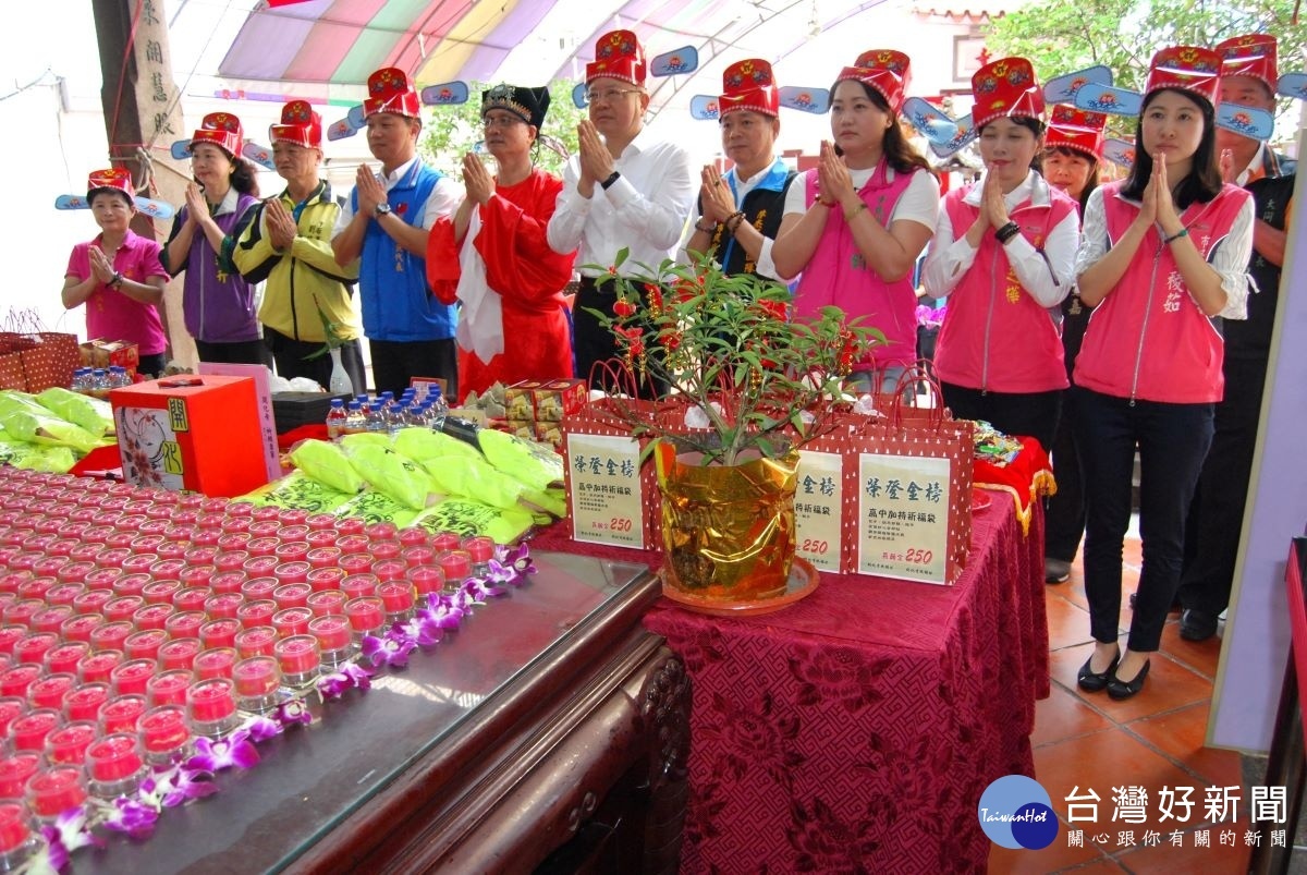 林世賢市長(前排左5)等人在開化寺雙掌合十虔誠為考生祈福。