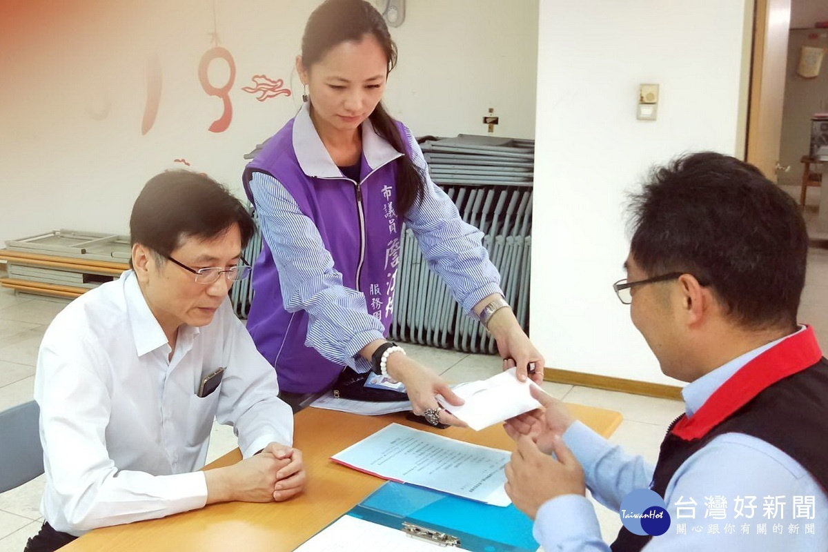 桃園市議員詹江村於國民黨桃園市黨部完成立委初選登記。