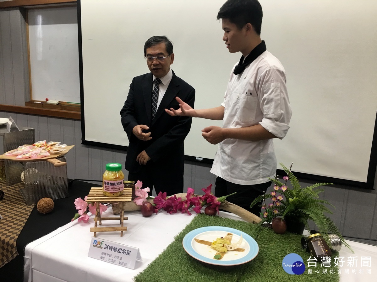 同學向孫台平校長介紹產品特色。(記者扶小萍攝)