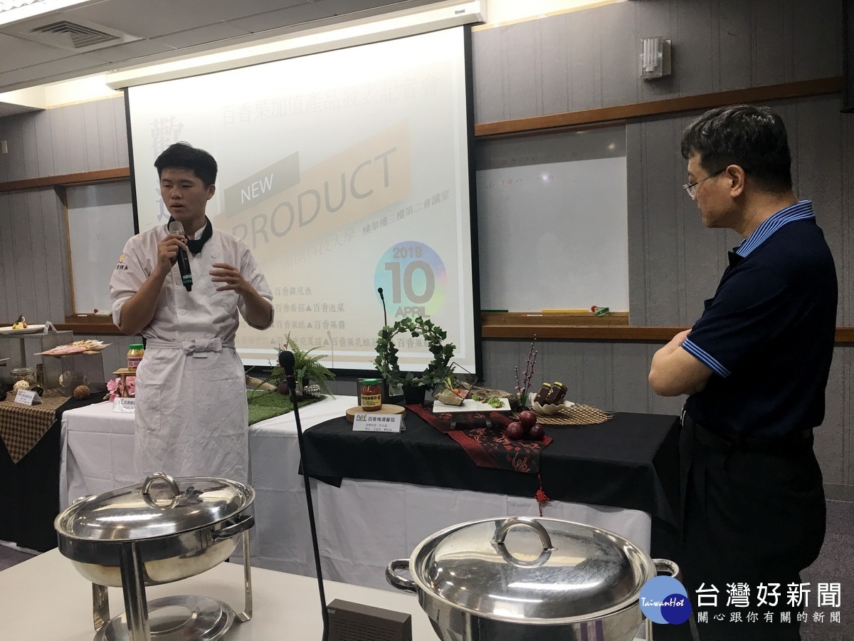 餐飲同學介紹產品特色。(記者扶小萍攝)