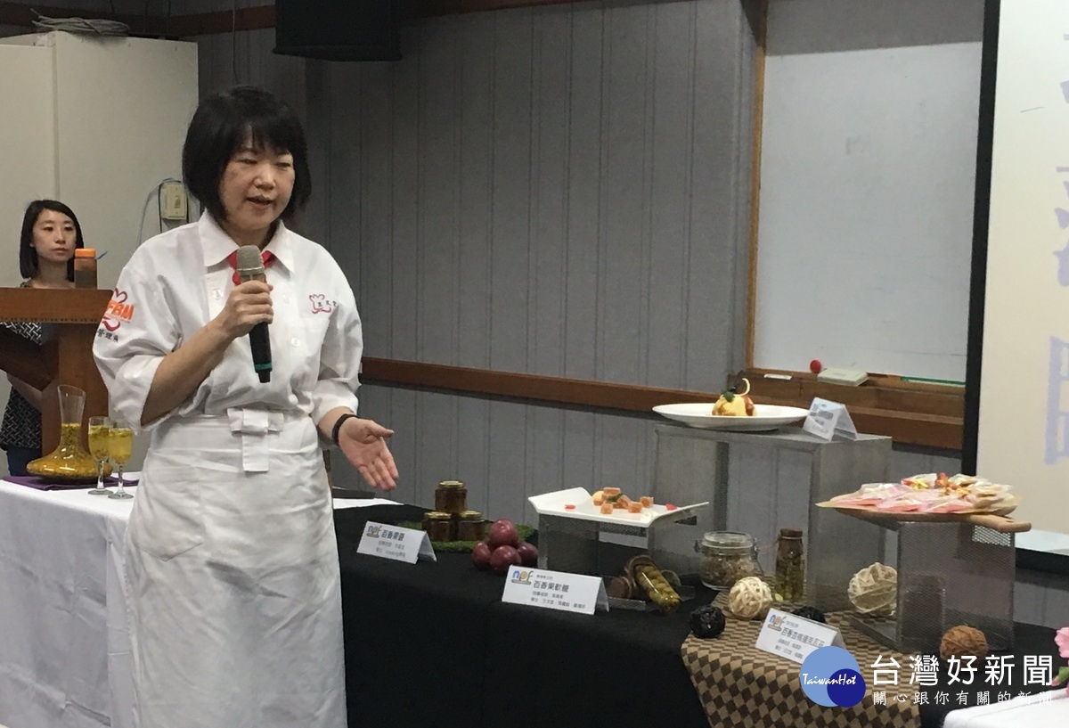 同學們烘焙方式做出的甜點等口感十足。(記者扶小萍攝)