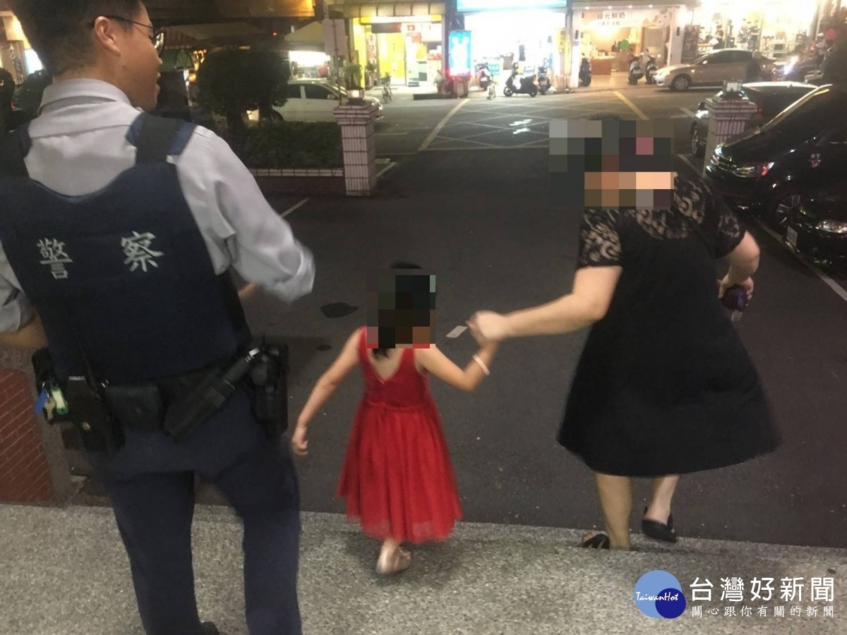 紅衣小女孩走失　員警協助尋親 台灣好新聞 第1張