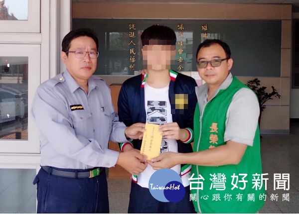 金湖所副所長李炎煌、警員楊宗翰發現弱勢民眾有難,除通報鄉公所訪視關懷,並轉介社會慈善團體全力協助,警方為民服務的精神深獲肯定讚許。(記者陳昭宗拍攝)