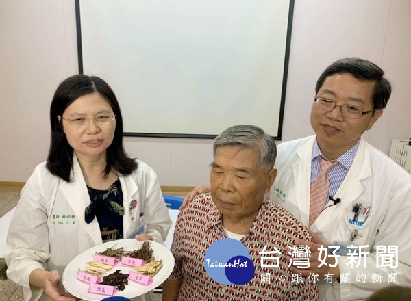 罹患肺阻塞的病患在北港媽祖醫院中西醫合作治療下，咳喘明顯獲得改善，雖已80高齡，身體依然健康，生活怡然自得。（記者陳昭宗拍攝）