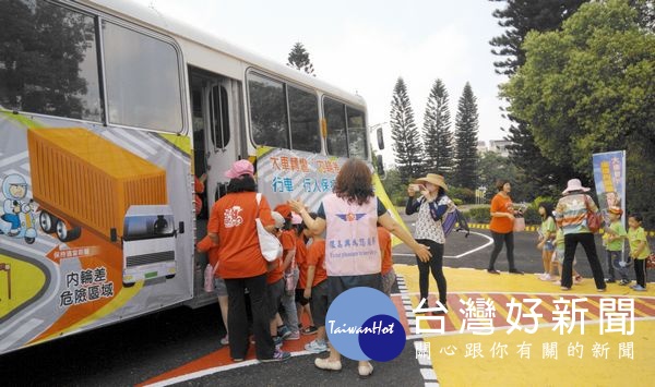 大埤鄉幼兒園師生前往雲林監理站設置的體驗區，辦理交通安全戶外教學活動，亦從小養成遵守交通安全才能遠離危險的觀念。（記者陳昭宗翻攝）