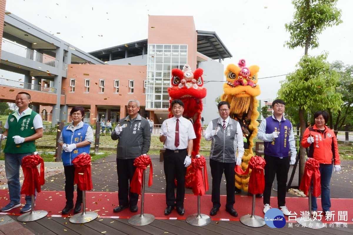 桃園市八德區茄苳國民小學新建校舍落成啟用典禮中,桃園市長鄭文燦和與會貴賓們共同剪綵。