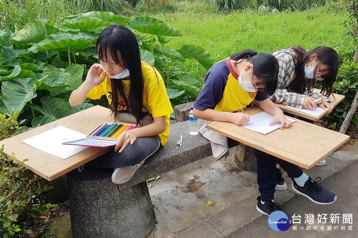 桃園市政府水務局舉辦的「溝渠清淤總動員」活動中，學生們於現場進行寫生。