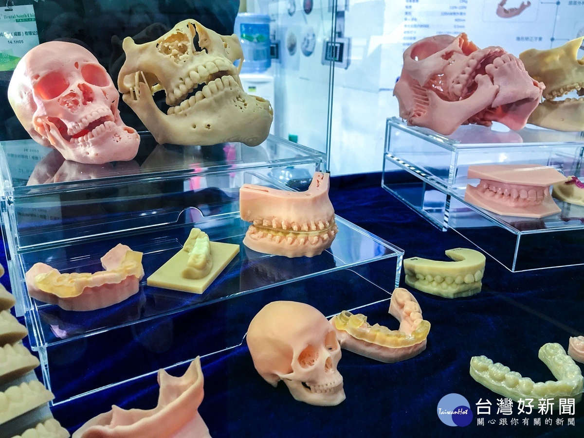 三益海棠OMaker秉持SLA光固化技術運用於各類別牙科醫療領域。