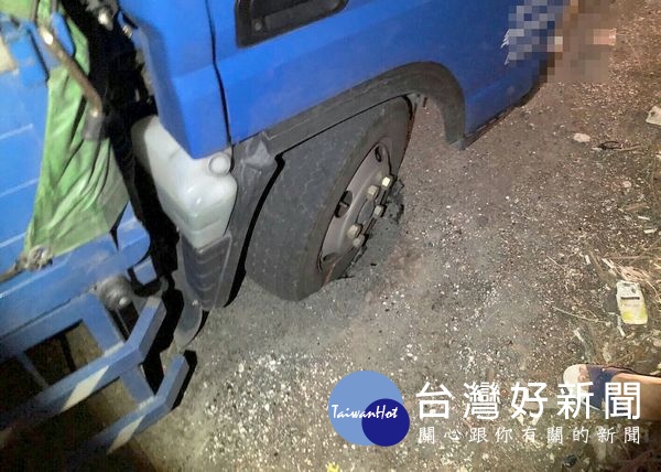 下崙所警員吳政恩得知民眾有難,不辭辛勞趕赴現場,並順利聯繫拖吊車即時救援,熱心為民服務深獲肯定。(記者陳昭宗拍攝)