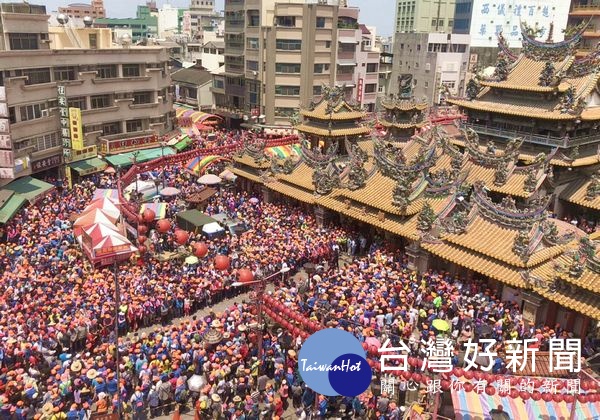 白沙屯徒步進香團抵達朝天宮，百年來首度有國家元首參與，感受媽祖婆恩澤，北港街道萬人空巷，宛如世紀嘉年華。（記者陳昭宗拍攝）