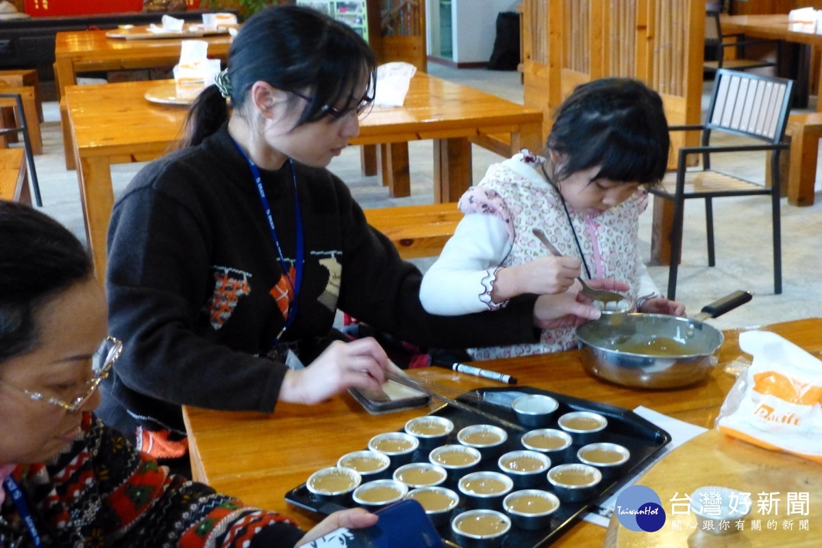 大古山野百合花季系列活動中的茶發糕製作。