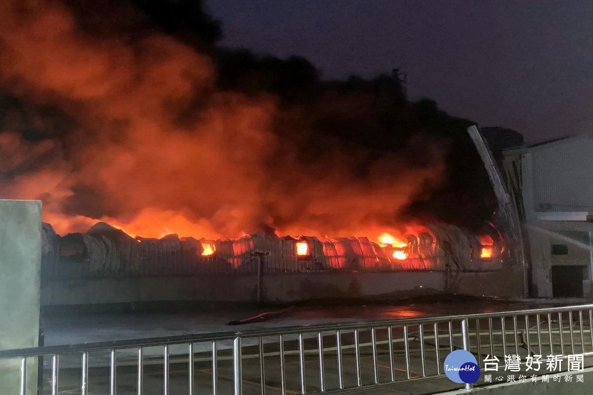 桃園市龍潭區中豐路533巷一家環保公司發生大火，700多平方公尺廠房付之一炬 。